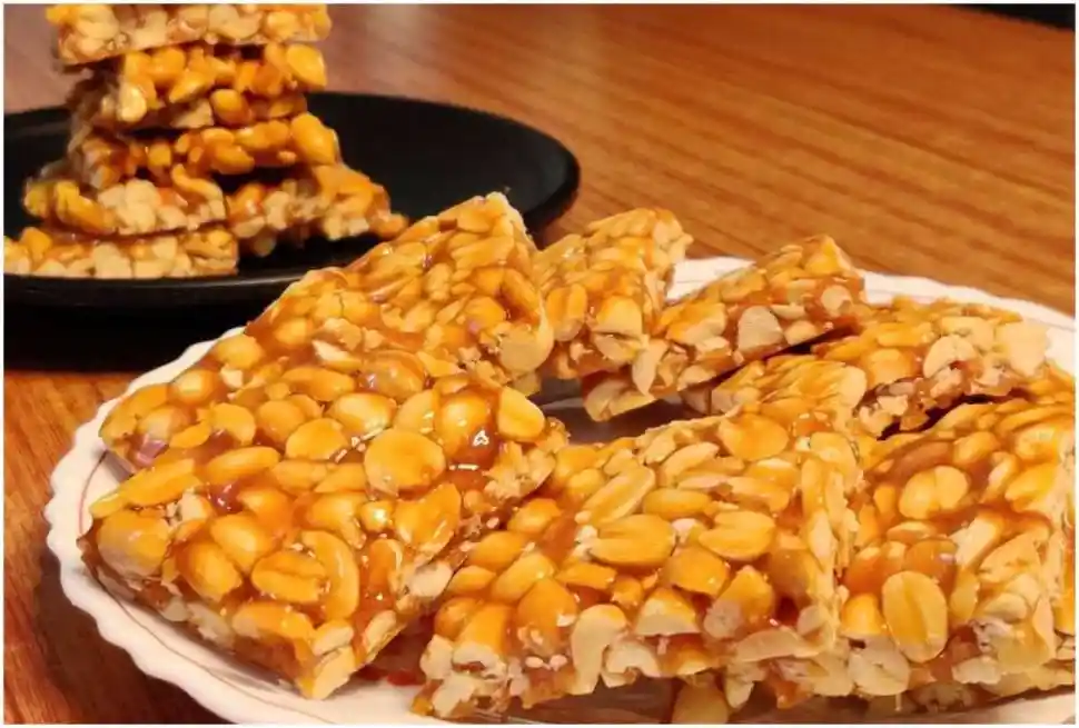 Makar Sankranti Recipe: मकर संक्रांति घर पर जरूर बनाएं मूंगफली और गुड़ की चिक्की, 