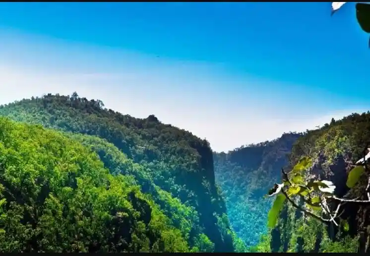 Pacnhmarhi is a beautiful hill station in Madhya Pradesh, due to its natural beauty, it is called 'Queen of Satpura'..